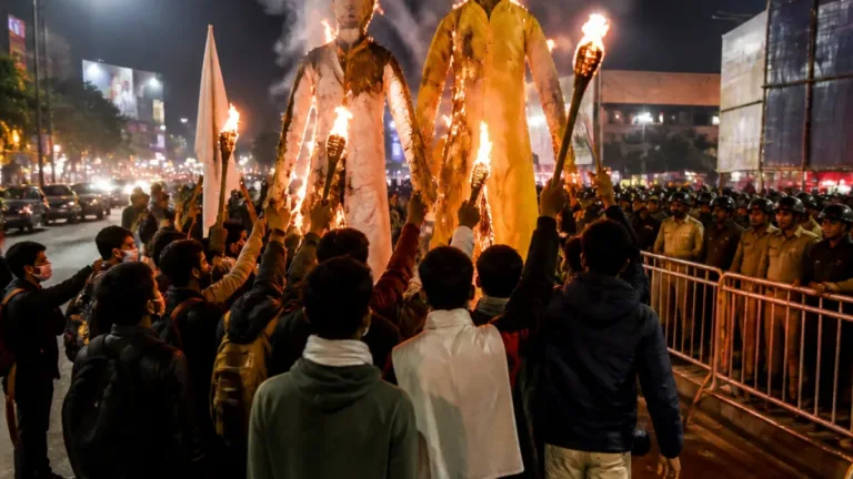 Jharkhand students burn Hemant Soren, Rahul Gandhi effigies; government invites fresh talks