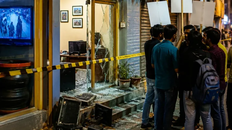 Mamata warns of dharnas outside BJP leaders' Delhi homes after Camac Street attack