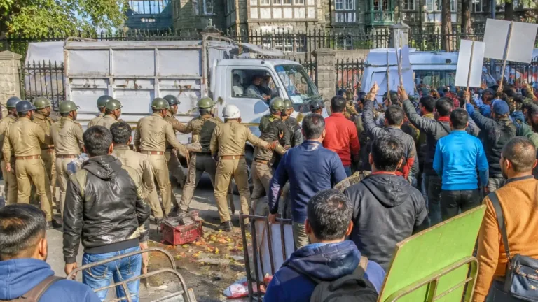 Shimla vendors, police clash as CITU protests SMC eviction drive outside DC office