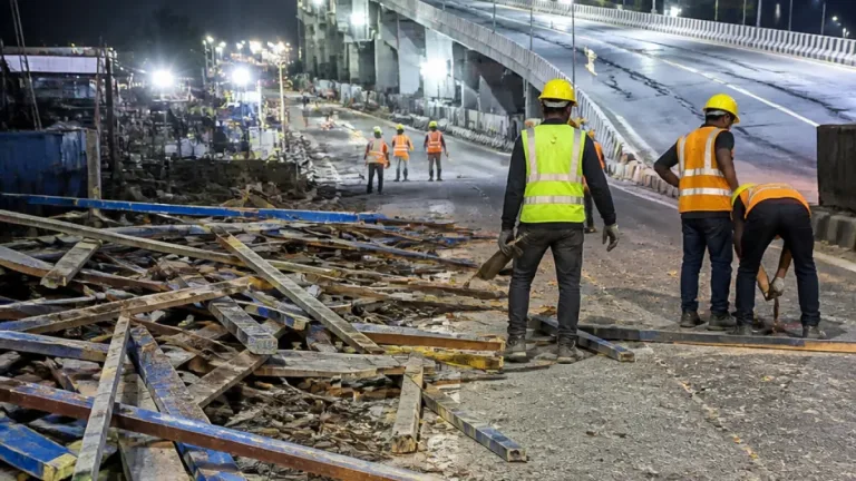 Shuttering collapse on Muzaffarpur‑Darbhanga highway, cracks near newly opened bridge raise safety concerns in Muzaffarpur