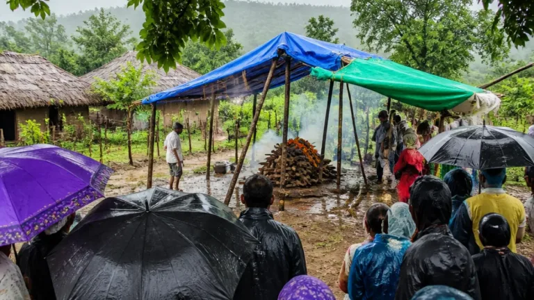 Thane hamlet holds funeral under tarpaulin as settlement still lacks cremation ground