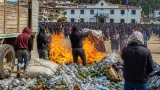 Autoridades y pobladores de Oxchuc destruyen alcohol y ratifican ley seca tras 13 detenciones