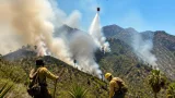 Brigadas y helicóptero combaten dos incendios en la sierra de Hidalgo, Nuevo León
