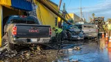 Camioneta en Reynosa choca varios vehículos, derriba dos postes y acaba en autolavado