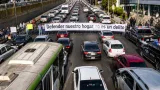 Familiares bloquean Toluca–Naucalpan en Huitzizilapan por desaparición de adolescente