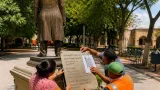 Tehuacán instala estatua de Benito Juárez; historiadores piden mejorar la placa y divulgar la estancia
