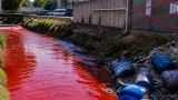 Tlaxcala: suspenden textilera tras teñir de rojo el río Zahuapan y sancionarla con 3 mdp