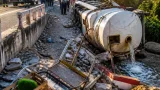 Vuelca pipa de agua en puente de Donají; conductor es rescatado tras derribar muro y chocar un triciclo