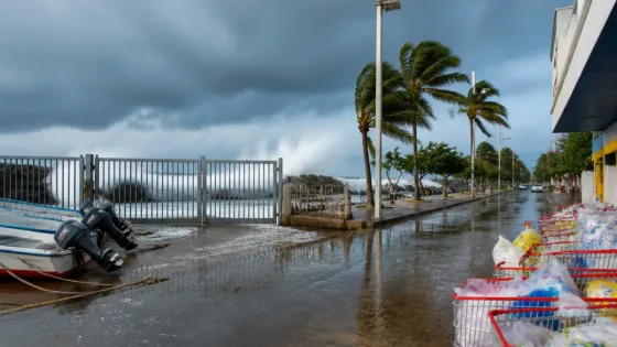 Acapulco en alerta por el huracán Polo: lluvias intensas, cierre del puerto y compras de pánico