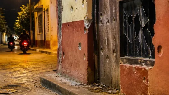 Atacan la casa de la artesana muxe Elvis Guerra en Juchitán; gobernador pide indagatoria urgente