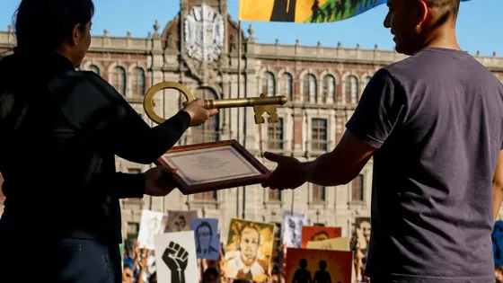 Clara Brugada entrega las llaves de la Ciudad de México a Angela Davis y la reconoce por su trayectoria