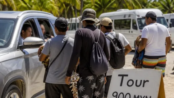 En Tulum persiste el acoso de “jaladores” que presionan a turistas para comprar tours