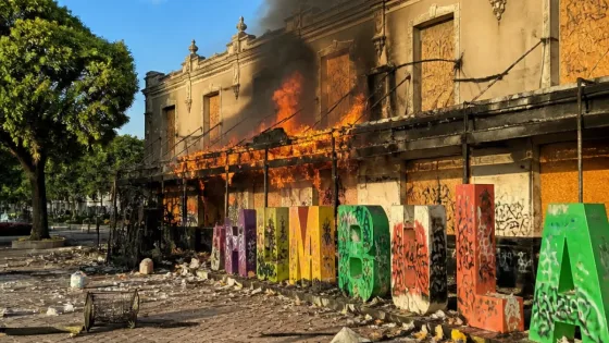 Incendian y vandalizan el Palacio de Gobierno de Cuernavaca durante marcha del 2 de octubre