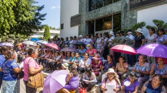 Jubiladas del SUSPEG protestan en Chilpancingo por retraso en pago de pensión