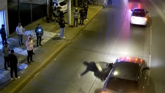 Nezahualcoyotl: mujer se arroja de auto en movimiento para escapar de su expareja, video evidencia los hechos