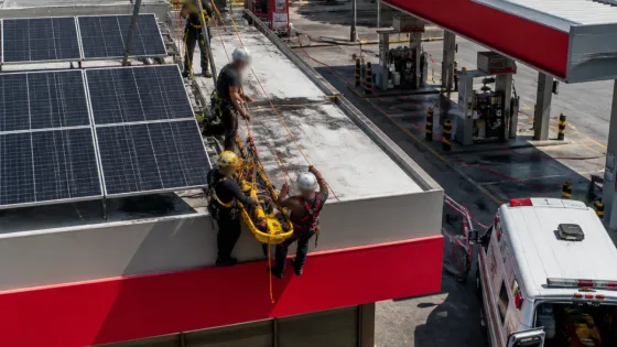 Trabajador resulta electrocutado en Azotea de tienda en Apodaca; fue trasladado al IMSS 21