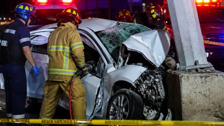 Accidente fatal en la Vía Corta cerca de Apizaco: un joven pierde la vida tras chocar contra poste de CFE