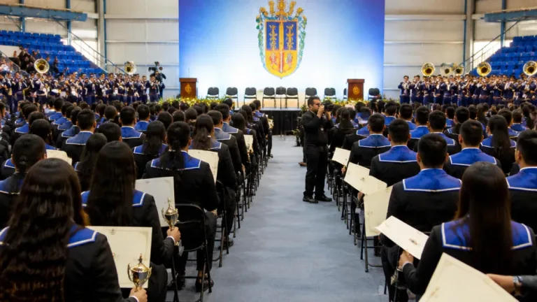 Aguascalientes premia a jóvenes destacados en ceremonia encabezada por la gobernadora