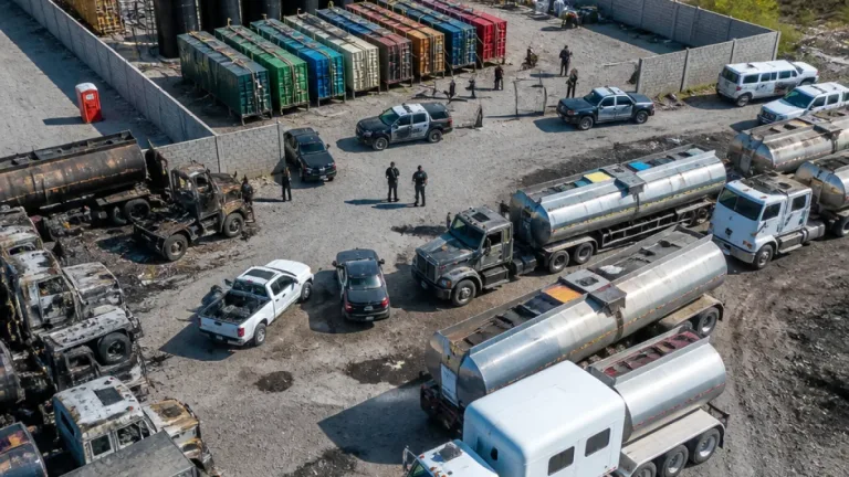 Aseguran 62,000 litros de hidrocarburo y vehículos en predio de Pesquería