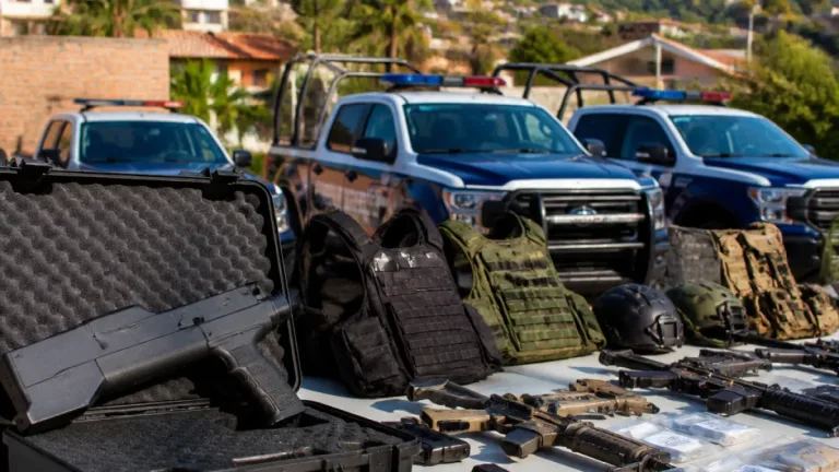 Aseguran en Huajicori un inhibidor antidrones de origen chino junto con armas y equipo táctico