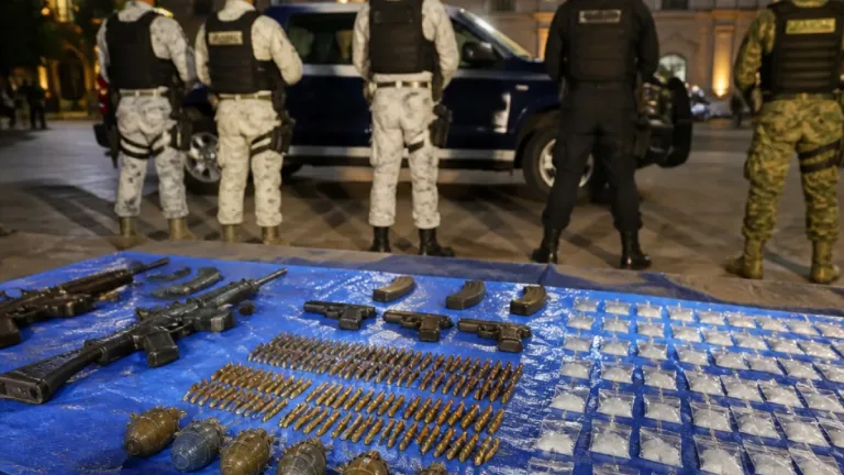 Aseguran granadas, armas y presunta metanfetamina en operativo conjunto en Durango