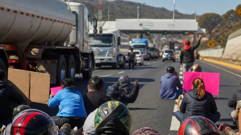 Bloquean la autopista México–Puebla tras arrollamiento de repartidor; exigen justicia