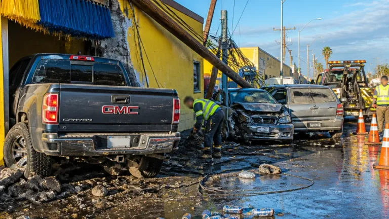 Camioneta en Reynosa choca varios vehículos, derriba dos postes y acaba en autolavado