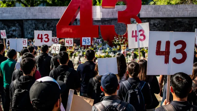 Chilpancingo: normalistas de Ayotzinapa vuelven a exigir justicia a un mes de los 12 años