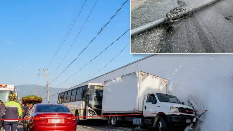 Choque múltiple en la carretera a Laredo deja lesionados y otro vehículo derriba poste en Apodaca
