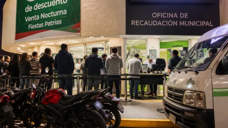 Coahuila ofrece 50% de descuento en adeudos de placas durante la “Gran Venta Nocturna”