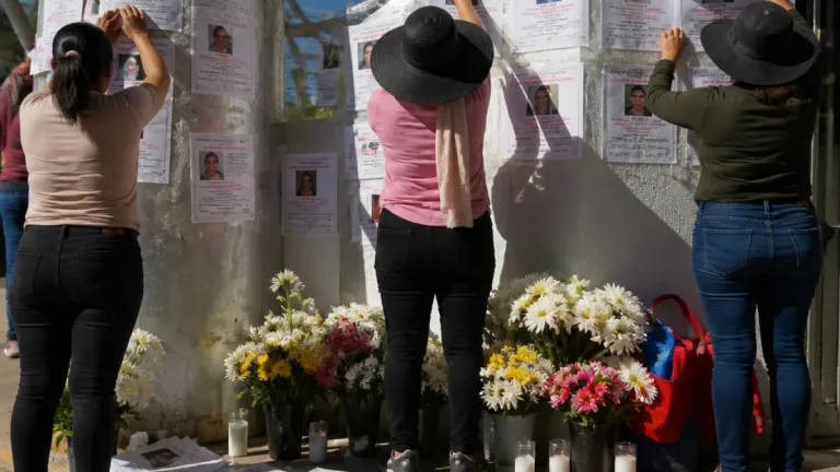 Colectivo pega fichas de desaparecidos en espacios públicos de Chilpancingo