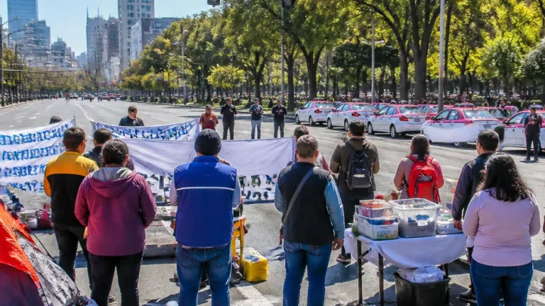 Comerciantes mazahuas bloquean Eje Central para exigir más espacios en la Alameda Central