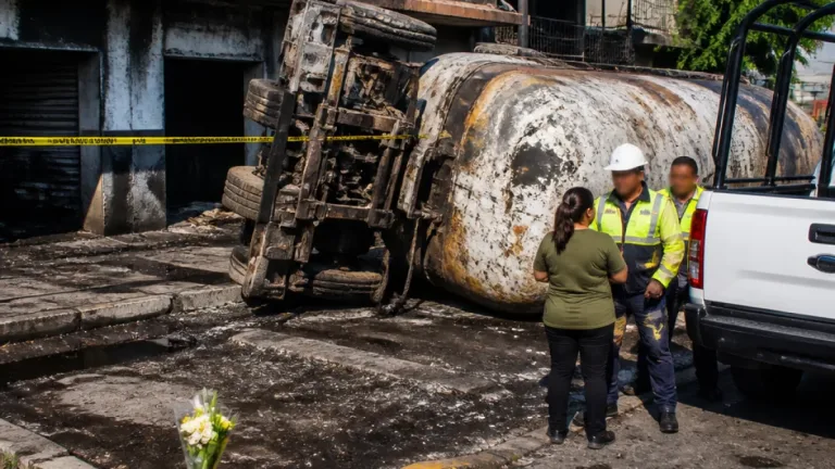 Cuernavaca: muere mujer que protegió a su hija en explosión de pipa; Fiscalía reclasifica investigación