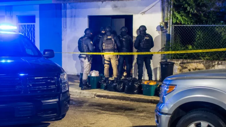 Detenido en Cozumel sujeto señalado por arrojar objeto incendiado a su pareja y provocar incendio