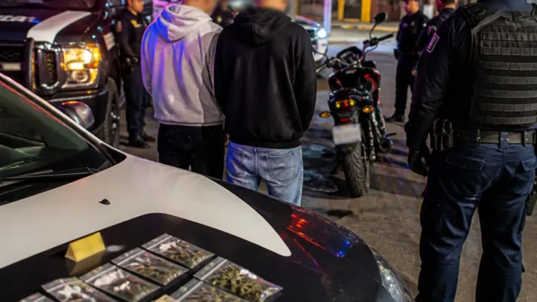 Detienen en Jesús María a dos jóvenes por circular en moto con pedido de secuestro y portar drogas