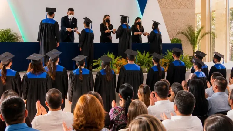 UVEG refuerza su liderazgo nacional en educación virtual tras acto de egresados en Mérida