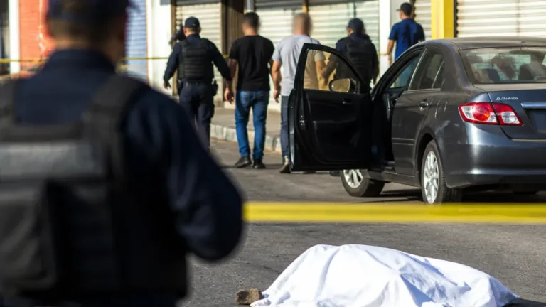 Ejecutan a un hombre frente a locales en Portal del Valle, Apodaca; hay dos detenidos