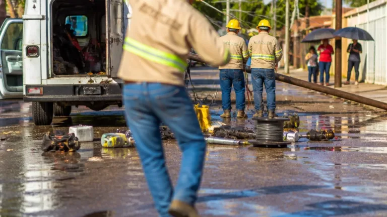 Empleado de CFE defiende baile durante labores en Ciudad Obregón tras apagones por lluvias