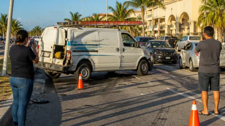 Empleado de empresa de telefonía provoca dos choques en Cancún al manejar a exceso de velocidad