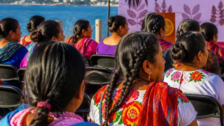 En Acapulco, Leticia Lozano dialoga con mujeres indígenas sobre servicios y obra pública