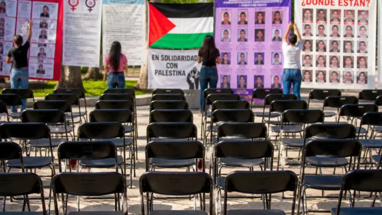 En Chetumal, colectivo estudantil instala 43 sillas para mantener viva la memoria de Ayotzinapa