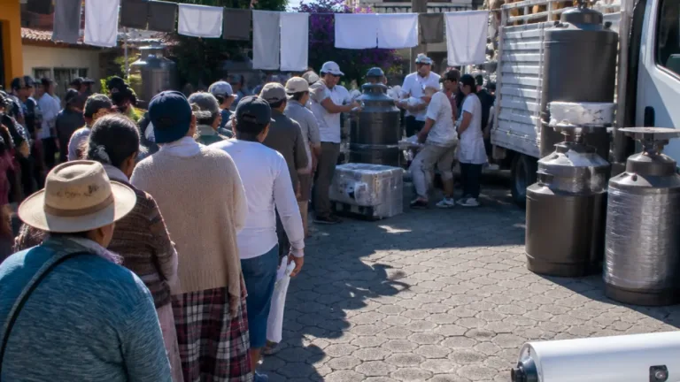 En Naucalpan, diputado entrega tinacos y calentadores para aliviar gastos domésticos