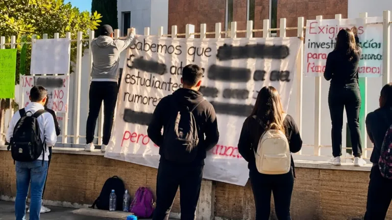 Estudiantes de la UAD protestan por presuntos casos de maltrato y piden investigaciones