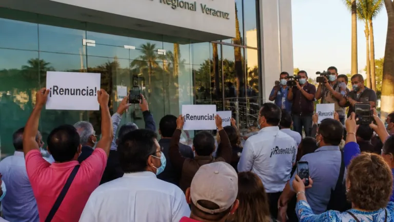 Exigen renuncia de coordinador del IMSS-Bienestar en Veracruz tras comentario polémico a médicos