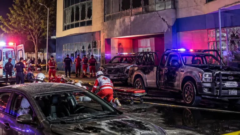 Explosión en comandancia de Ojocaliente deja varios heridos y daños en vehículos e inmuebles