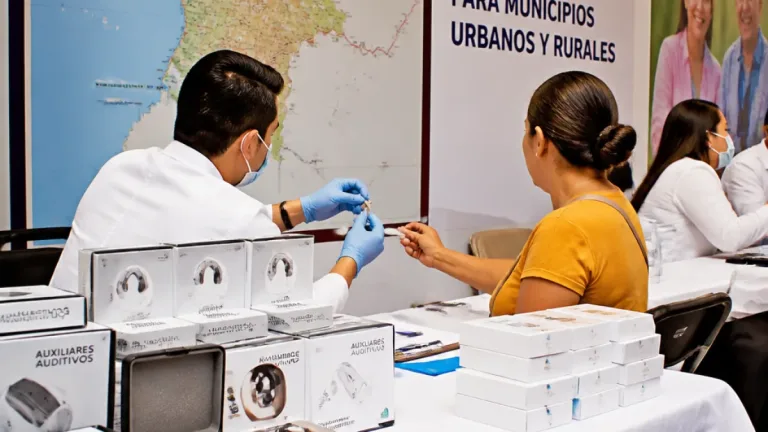 Gobierno estatal entrega 442 auxiliares auditivos y amplía cobertura para personas con pérdida auditiva