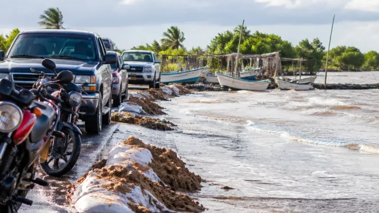Guasave: marea alta deja incomunicada a La Pithaya y expone el deterioro de caminos costeros