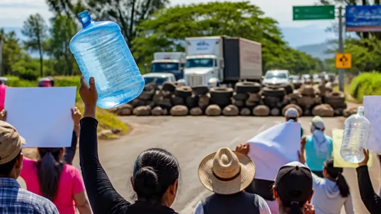 Habitantes de Vicente Guerrero mantienen bloqueo en la 175 por falta de agua desde hace 20 años