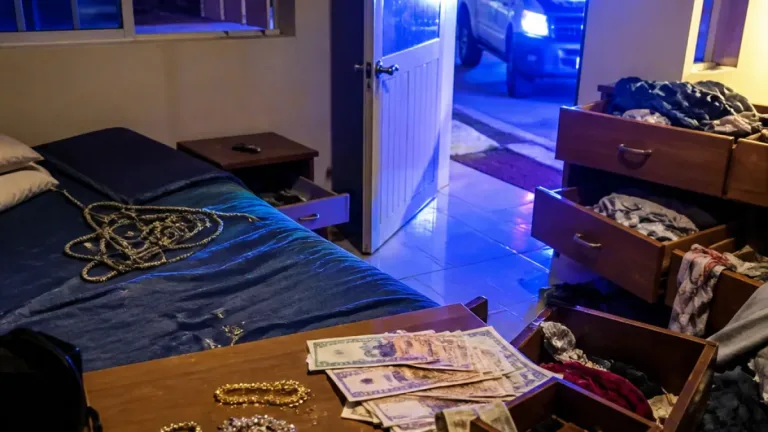 Hombres armados irrumpen y amarran a familia en vivienda de Apodaca; roban dinero y joyas