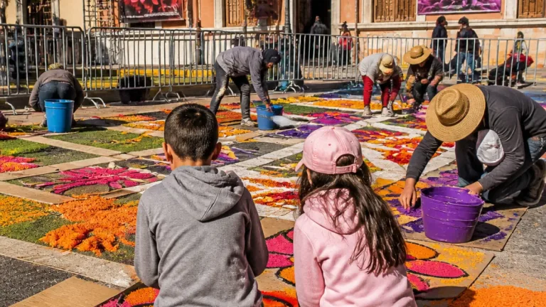 Huamantla invita a niñas y niños a crear tapetes de aserrín en taller de la Feria de la Dalia